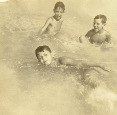 Foto do arquivo pessoal de Djan Madruga explicada pelo próprio Djan da seguinte forma: "simulando natação na praia de Copacabana na época do afogamento com 6 anos"